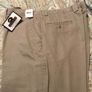 Red Head, Brushed Twill Khaki’s. Size 40x30. New with tags!